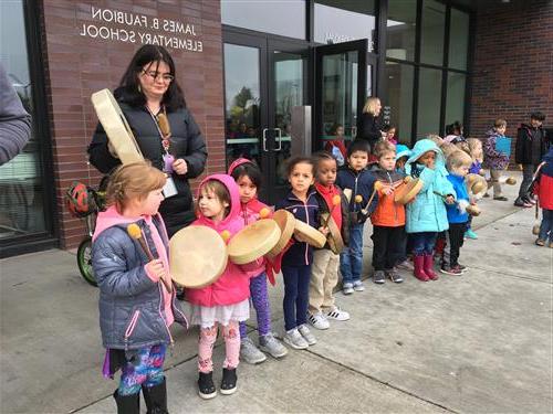 学生s cheer on community marchers with drums 