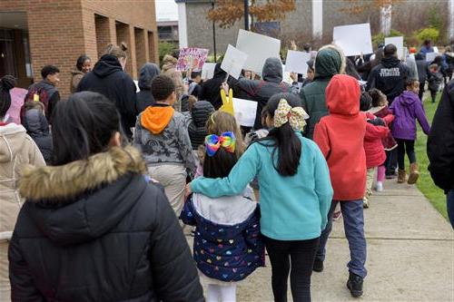 Hundreds of school, 家庭, and community members gather to march around the Faubion/Concordia campus to demonstrate peace 